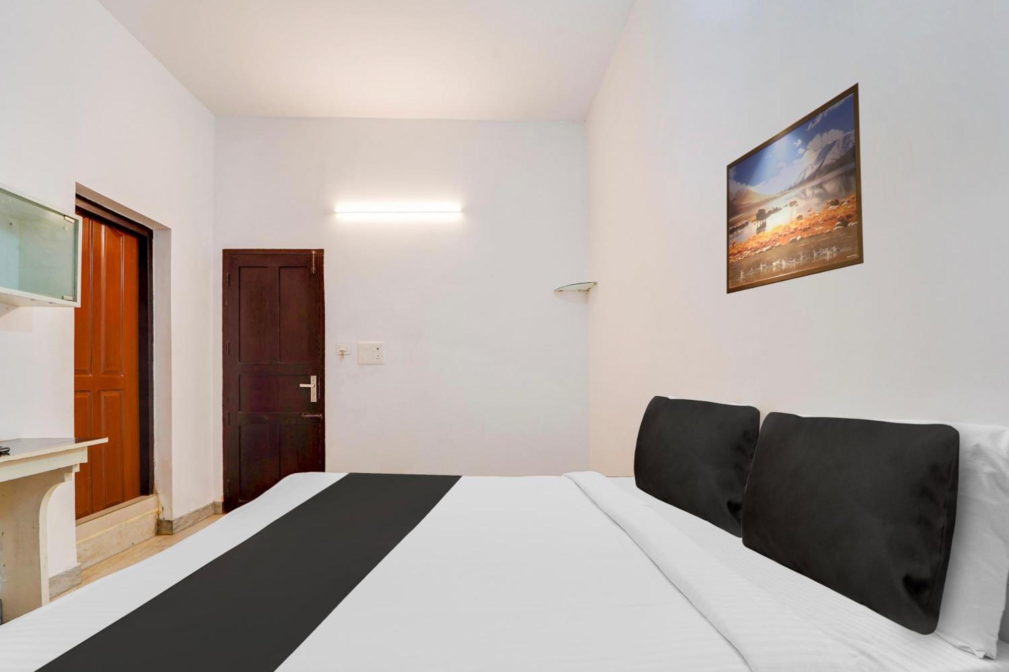 Super Hotel O Vazhakkala Kochi Bagian luar foto